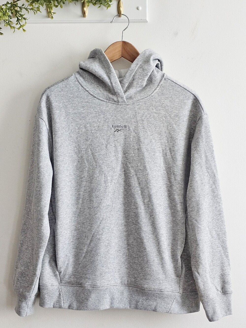 Reebok Women’s Medium Gray Embroidered Logo Pullover Hoodie Sweatshirt